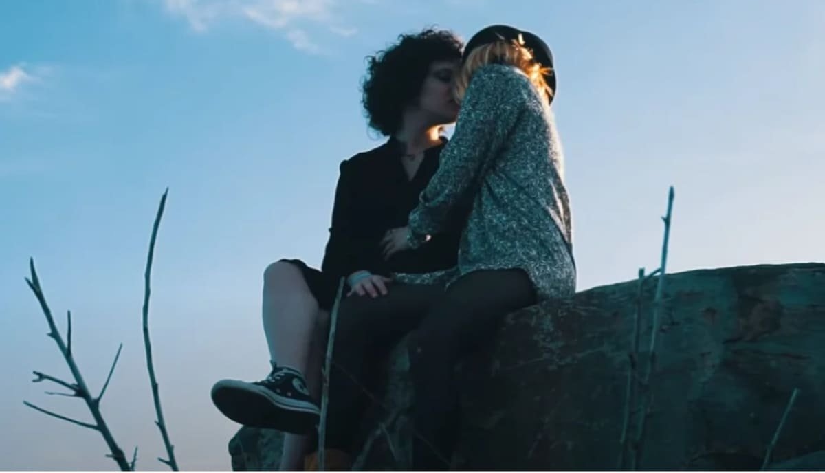 Deliranza grupo de Montehermoso le censuran un videoclip en 70 países por el beso entre dos mujeres