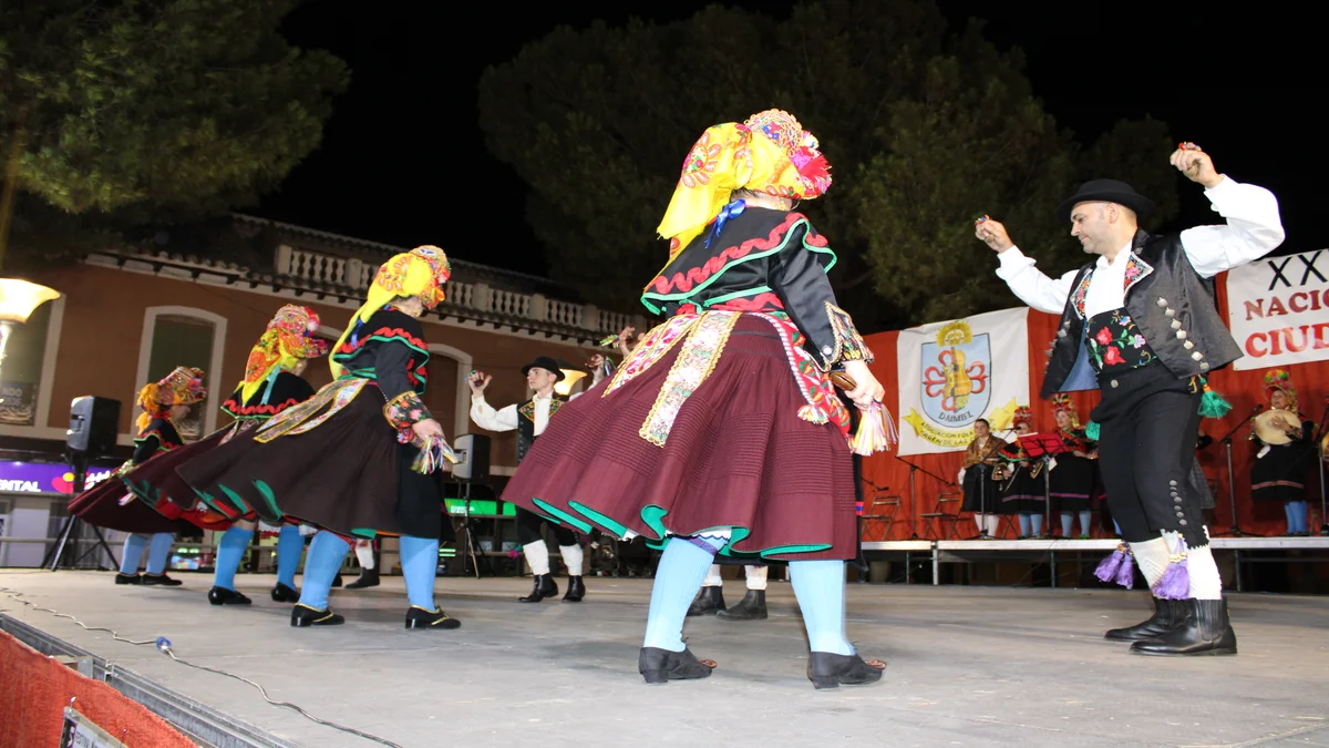 Sabor Añejo triunfa con sus danzas y colorido en el 26º Festival Nacional de Folklore Ciudad de Daimiel