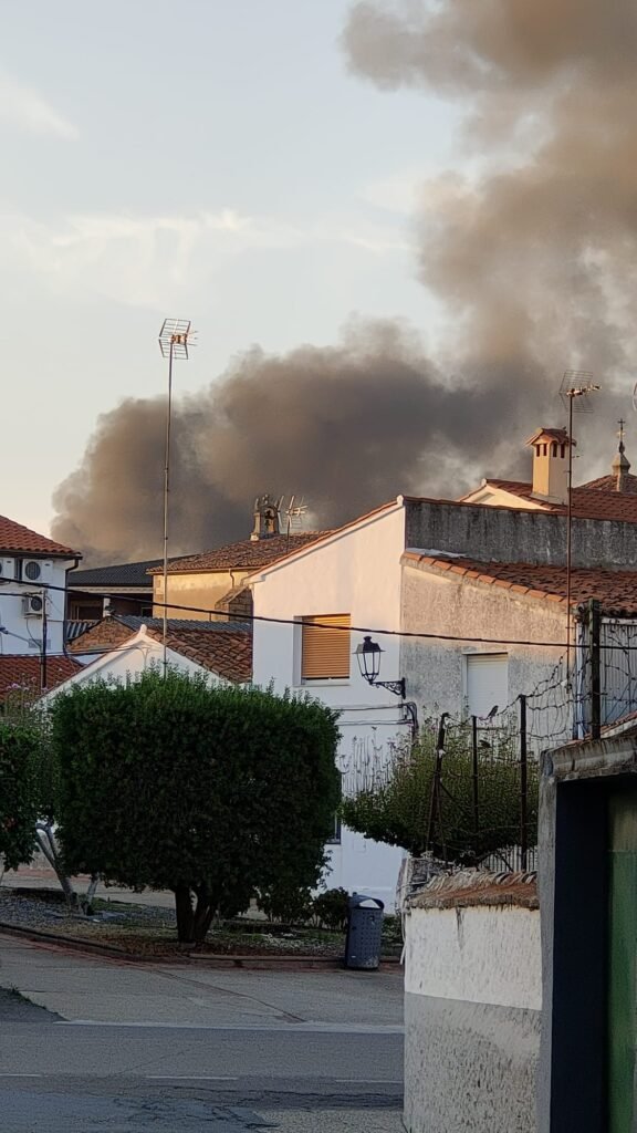 Incendio en la fábrica de Acenorca en Montehermoso deja 2 personas intoxicadas