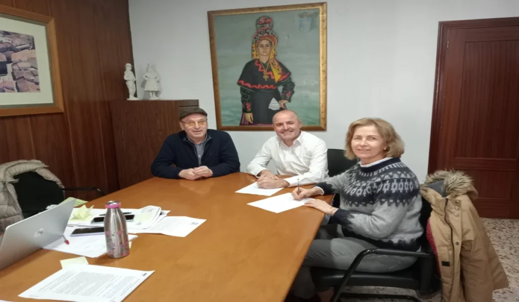 Montehermoso firma un convenio de colaboración con OSCEC (Órgano de Seguimiento y Coordinación del Estremeñu y la su Cultura)