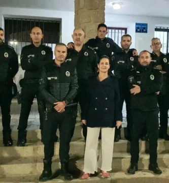 Despedida Emotiva a Nueve Policías Locales que Parten para Ayudar en Valencia