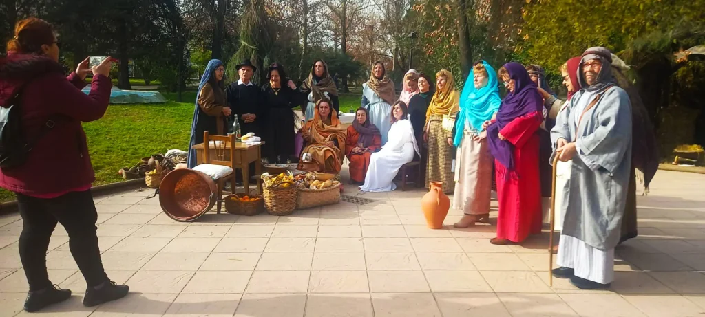 El Centro de Mayores de Montehermoso brilla con su representación navideña en el parque local