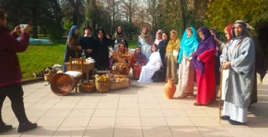 El Centro de Mayores de Montehermoso brilla con su representación navideña en el parque local