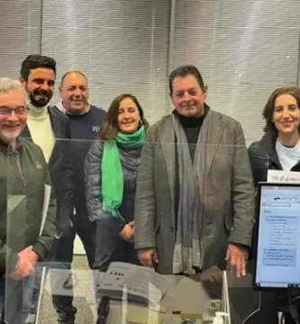 Los sindicatos entregan 8.000 firmas en demanda de la equiparación salarial para docentes en Extremadura