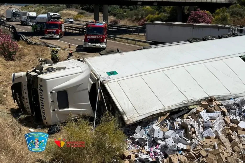 Impactante Rescate en la A-5: Bomberos Liberan a un Camionero Atrapado tras una Colisión en Villamesías