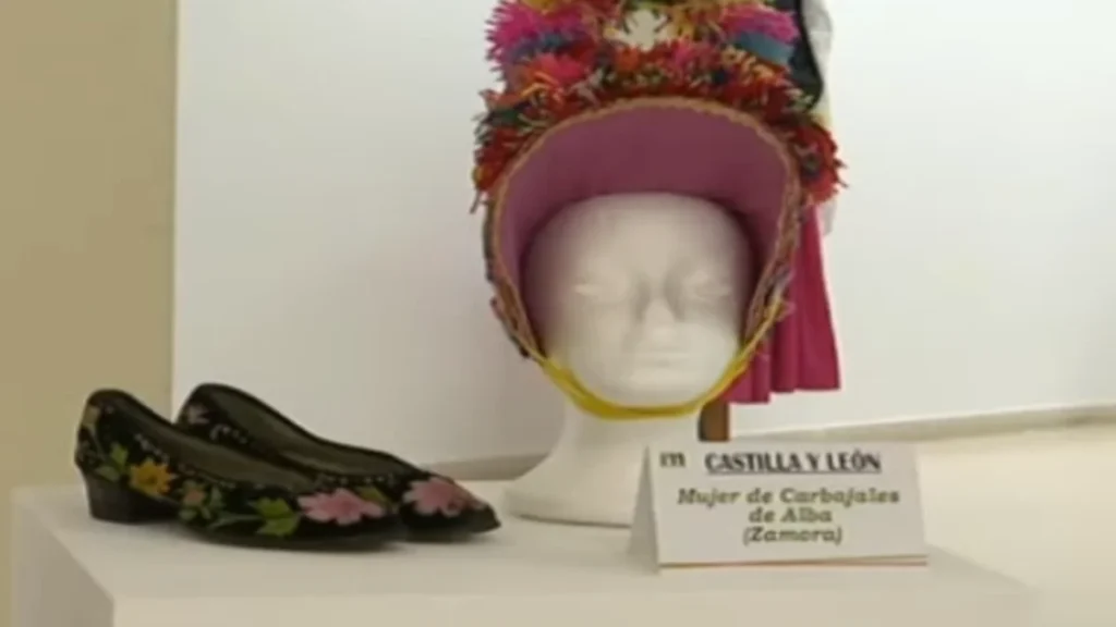 Polémica en la Casa de la Danza: Un Grave Error de Rotulación Confunde la Icónica Gorra de Montehermoso
