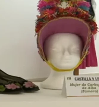 Polémica en la Casa de la Danza: Un Grave Error de Rotulación Confunde la Icónica Gorra de Montehermoso