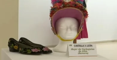 Polémica en la Casa de la Danza: Un Grave Error de Rotulación Confunde la Icónica Gorra de Montehermoso