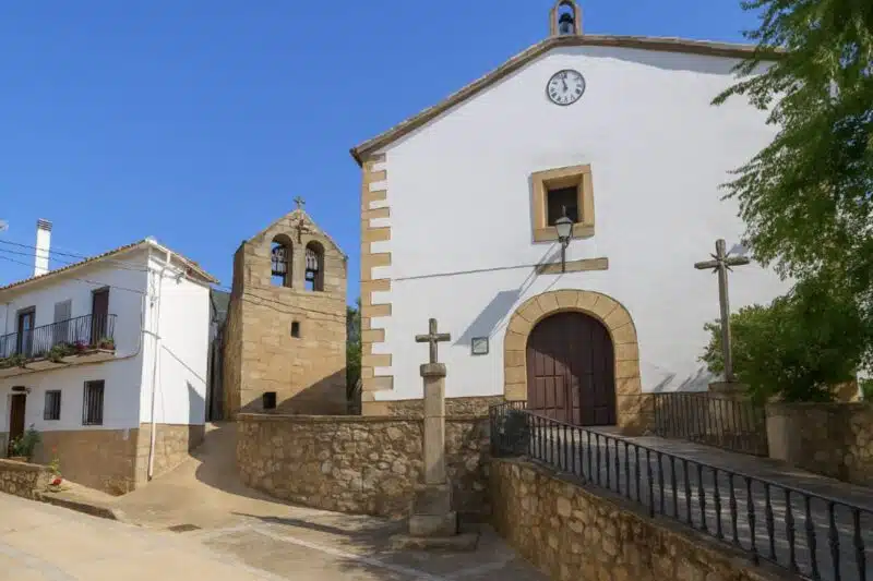 La Jarilla busca una familia para gestionar el bar. la tienda y el centro de día (con casa gratis incluida)