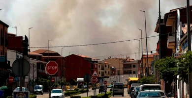Alerta en Montehermoso: Un Gran Incendio Amenaza Viviendas y Activa el Nivel 1 del Plan Infoex