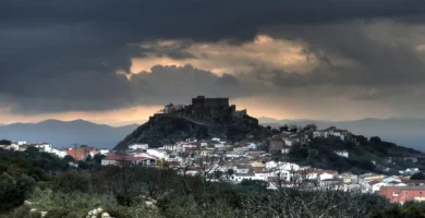 Montánchez (Cáceres): patrimonio naturaleza y jamón ibérico en Extremadura