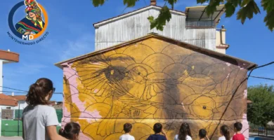 Vientos del Pueblo llega al CEIP Sebastián Martín con un mural inspirado en Gloria Fuertes